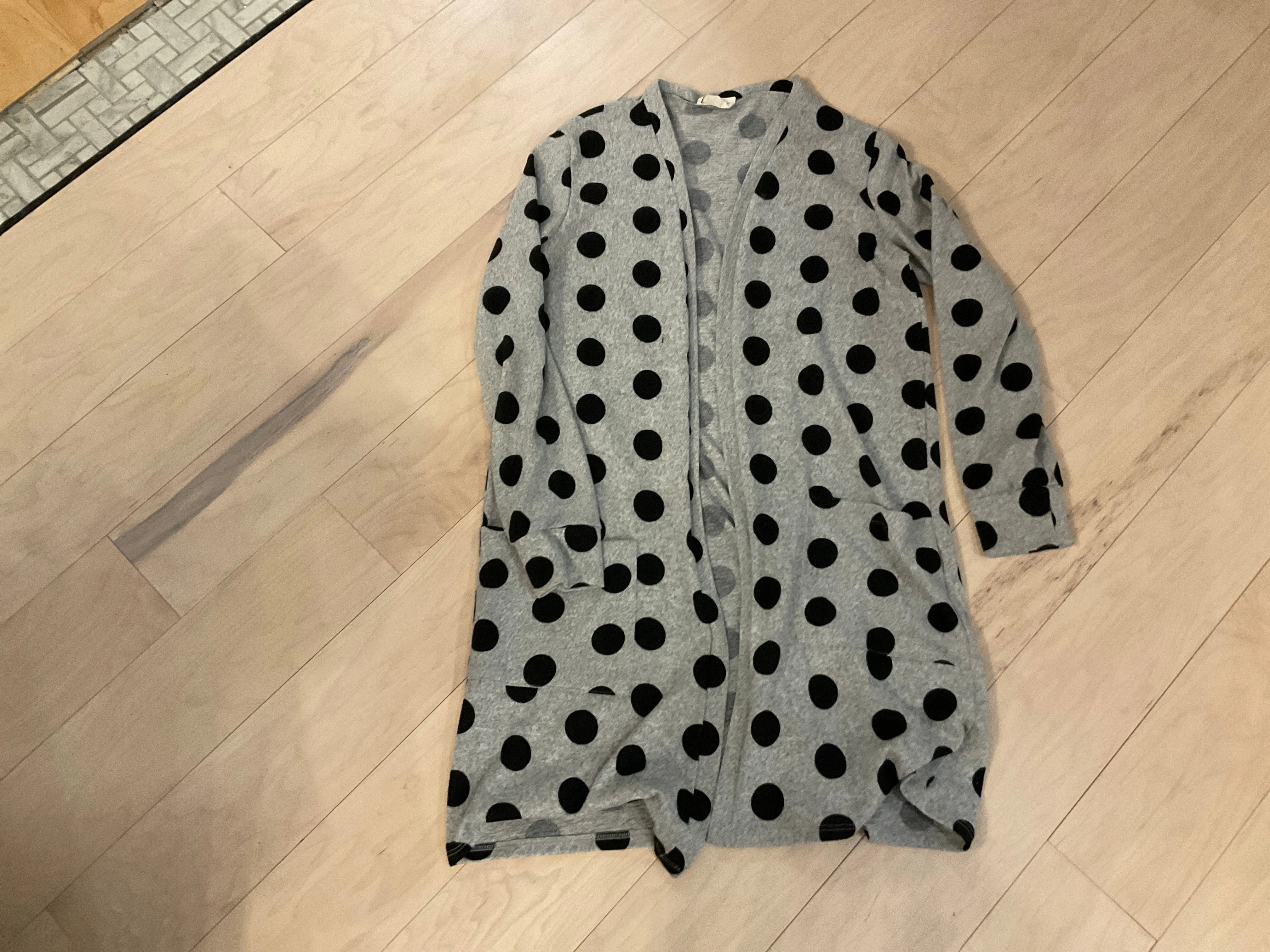 {{ClientCode}} GRAY AND BLACK POLKA DOTS BETSEYS BOUTIQUE SHOP CARDIGAN, MED