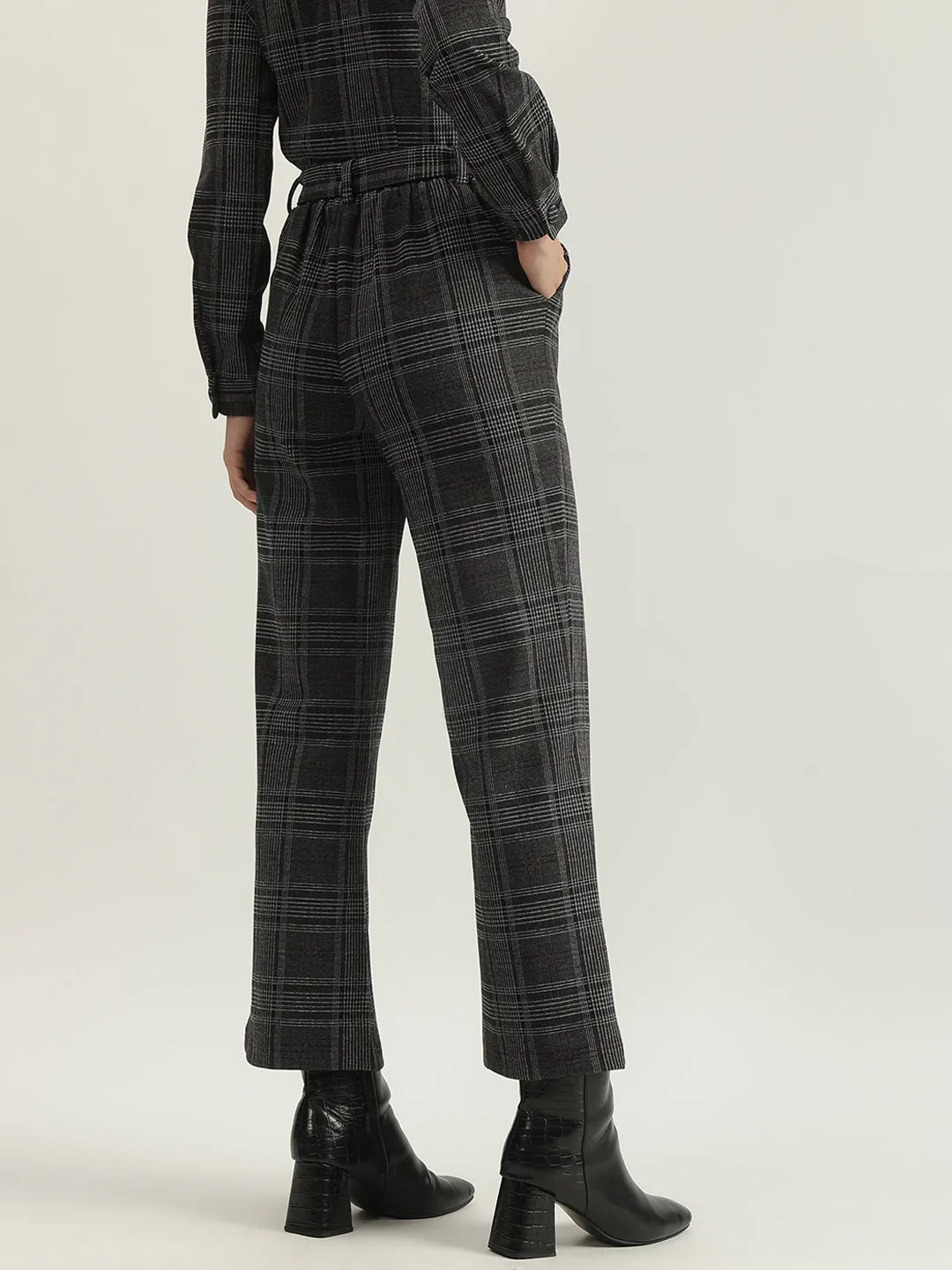 Elle Women Grey Checked Straight Fit High-Rise Flat Front Trouser